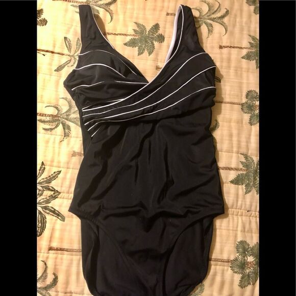 Nice slimming swimsuit by Jaclyn Smith - Picture 1 of 1